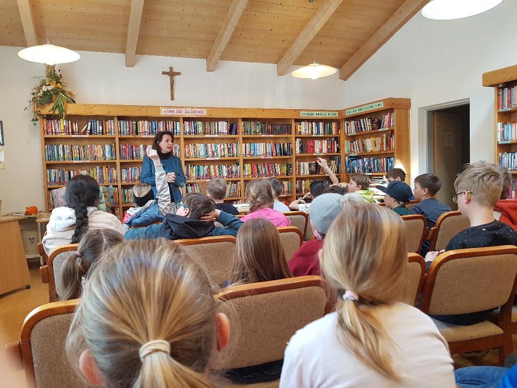 Lesung: Sitzende Kinder sieht man von hinten, Autorin sieht man von vorne