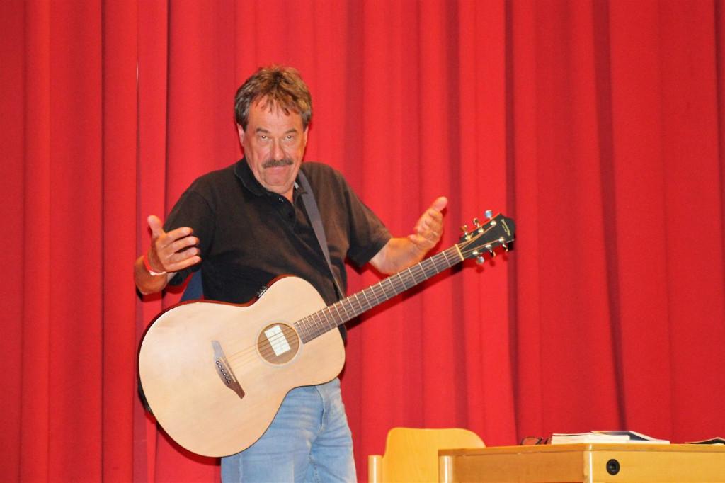 Peter Blaikner mit der Gitarre