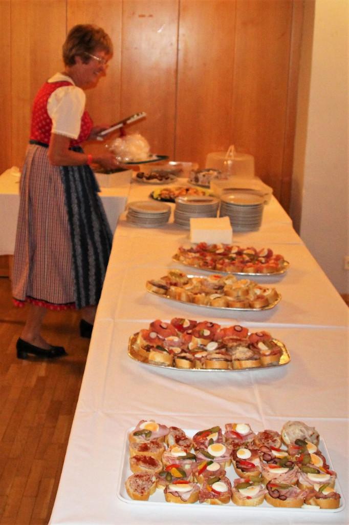 Canapes auf Tisch mit weißen Tischtüchern