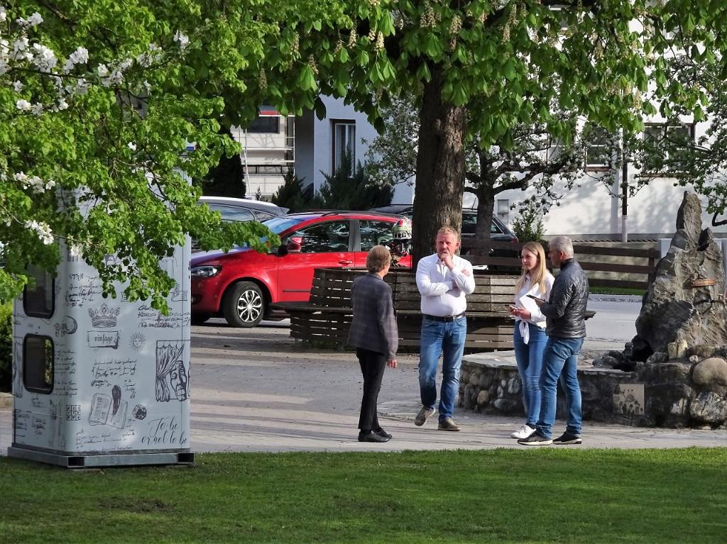 Bücherzelle und Personen