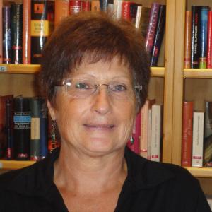 Annemarie Weber vor einem Bücherregal