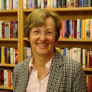 Hildegard Fischer vor Bücherregal