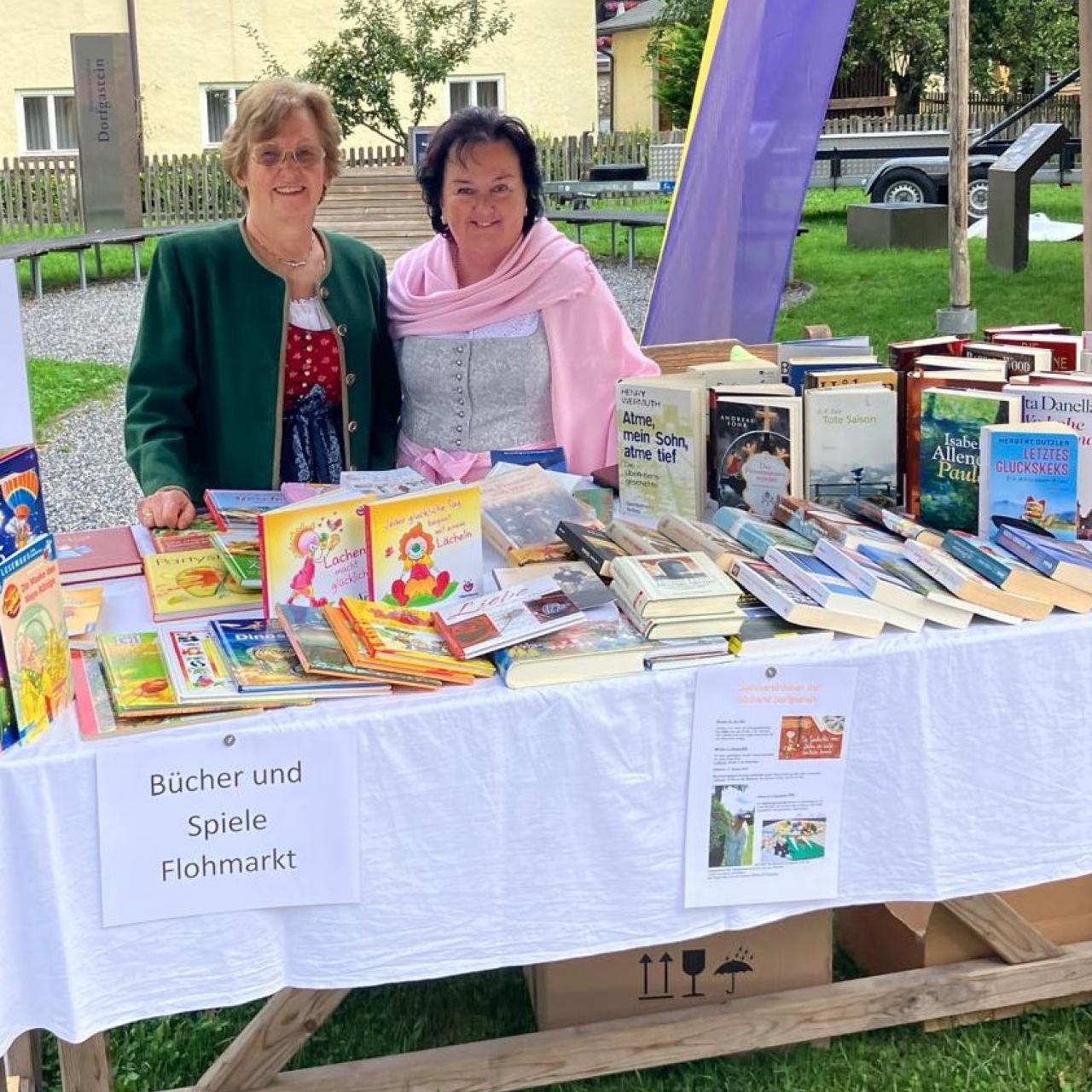 Im Bild Frau Hildegard Fischer, li im Bild, und Frau Monika Haunsberger, re im Bild, Leiterin der Bücherei Dorfgastein